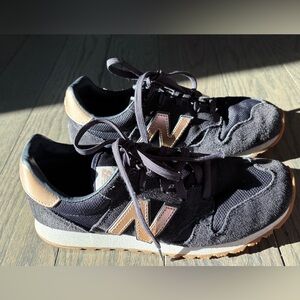 New Balance 520 sneakers navy blue suede and rose gold.